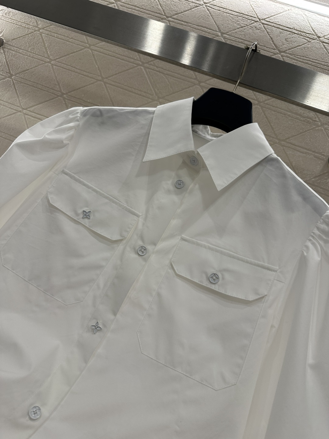 ♥Louis vuitto*♥2025新品上架 翻领口袋中袖衬衫定制YB斜纹全棉材质，质感细腻，穿搭舒适