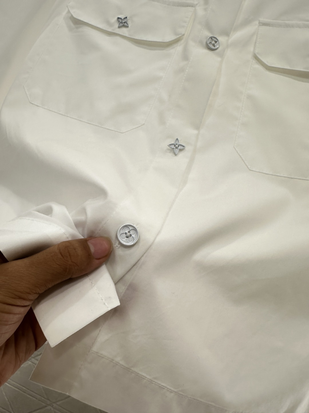 ♥Louis vuitto*♥2025新品上架 翻领口袋中袖衬衫定制YB斜纹全棉材质，质感细腻，穿搭舒适