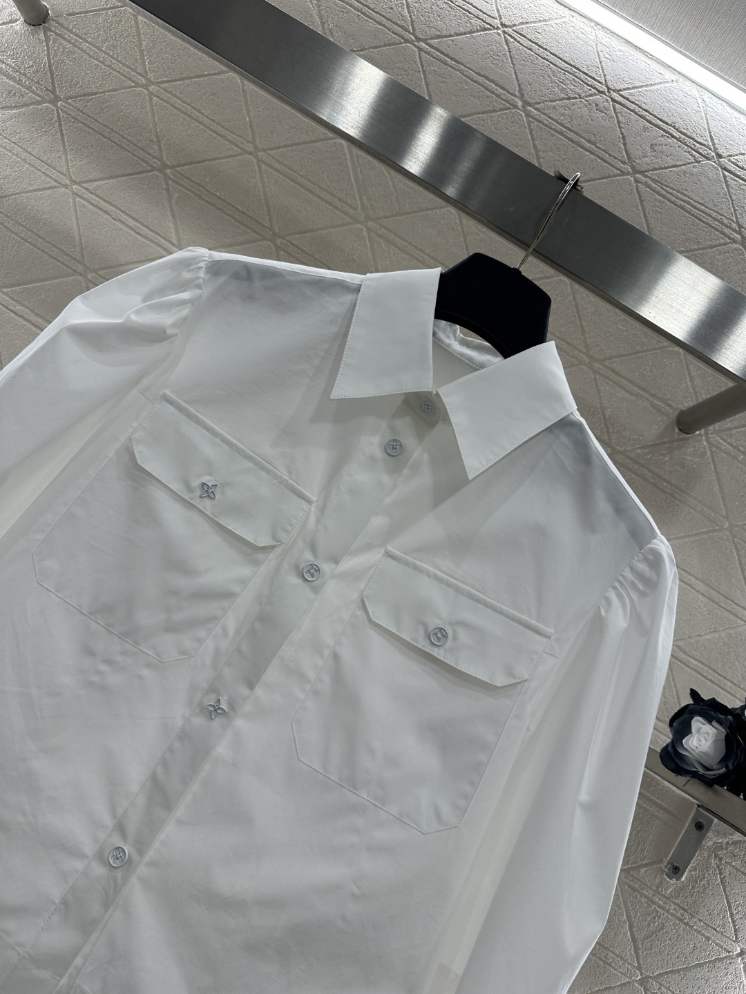 ♥Louis vuitto*♥2025新品上架 翻领口袋中袖衬衫定制YB斜纹全棉材质，质感细腻，穿搭舒适