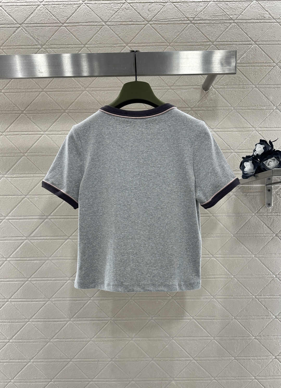 ♥Chole*♥2025新品上架 短款撞色徽标𝑇𝑒𝑒定制YB斜纹全棉材质，柔软亲肤，舒适有型，短款T恤剪