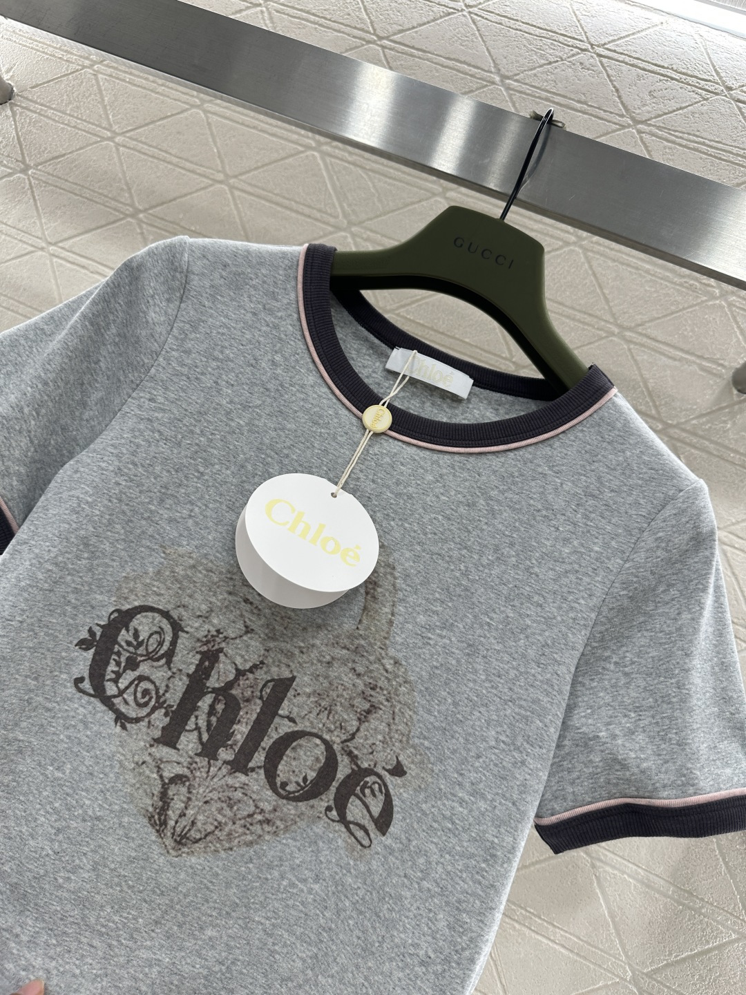 ♥Chole*♥2025新品上架 短款撞色徽标𝑇𝑒𝑒定制YB斜纹全棉材质，柔软亲肤，舒适有型，短款T恤剪