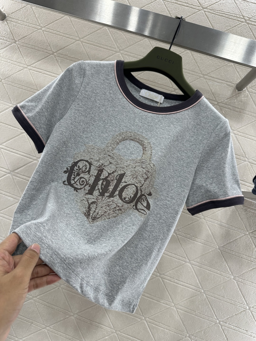 ♥Chole*♥2025新品上架 短款撞色徽标𝑇𝑒𝑒定制YB斜纹全棉材质，柔软亲肤，舒适有型，短款T恤剪