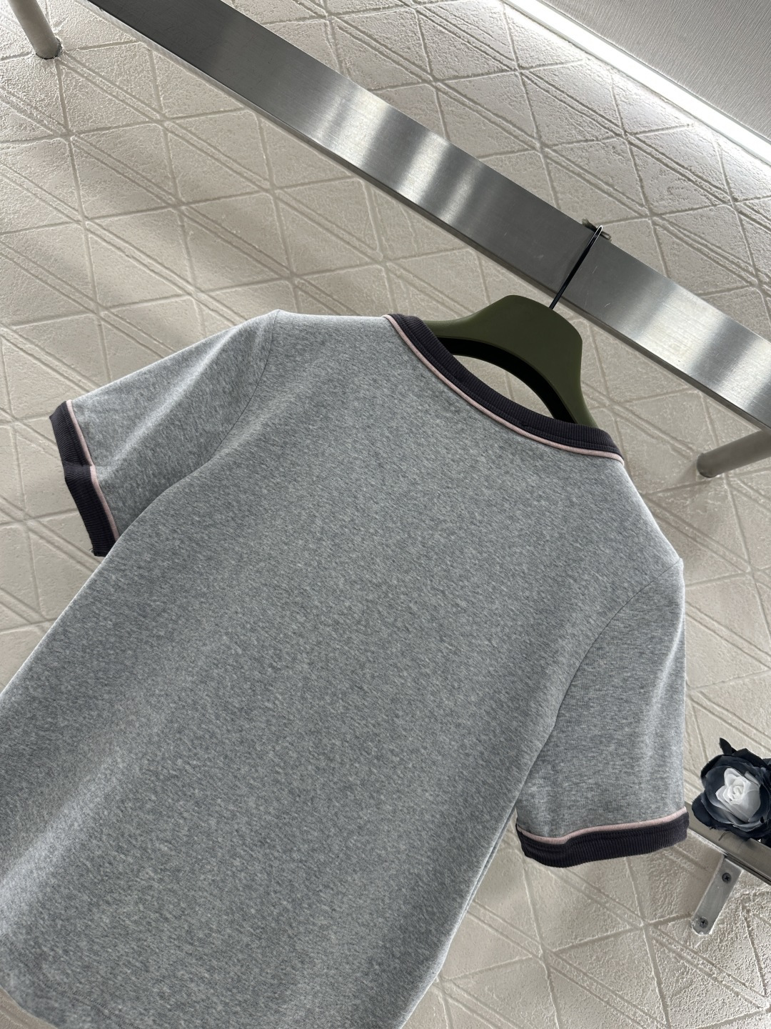 ♥Chole*♥2025新品上架 短款撞色徽标𝑇𝑒𝑒定制YB斜纹全棉材质，柔软亲肤，舒适有型，短款T恤剪