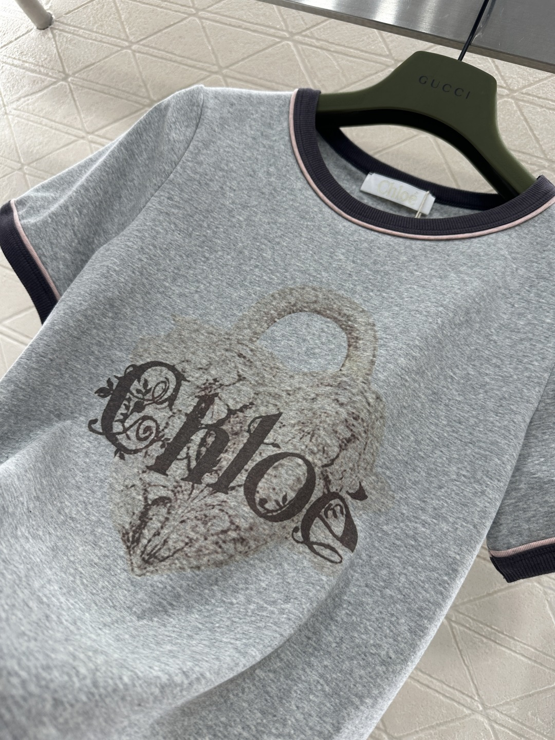 ♥Chole*♥2025新品上架 短款撞色徽标𝑇𝑒𝑒定制YB斜纹全棉材质，柔软亲肤，舒适有型，短款T恤剪