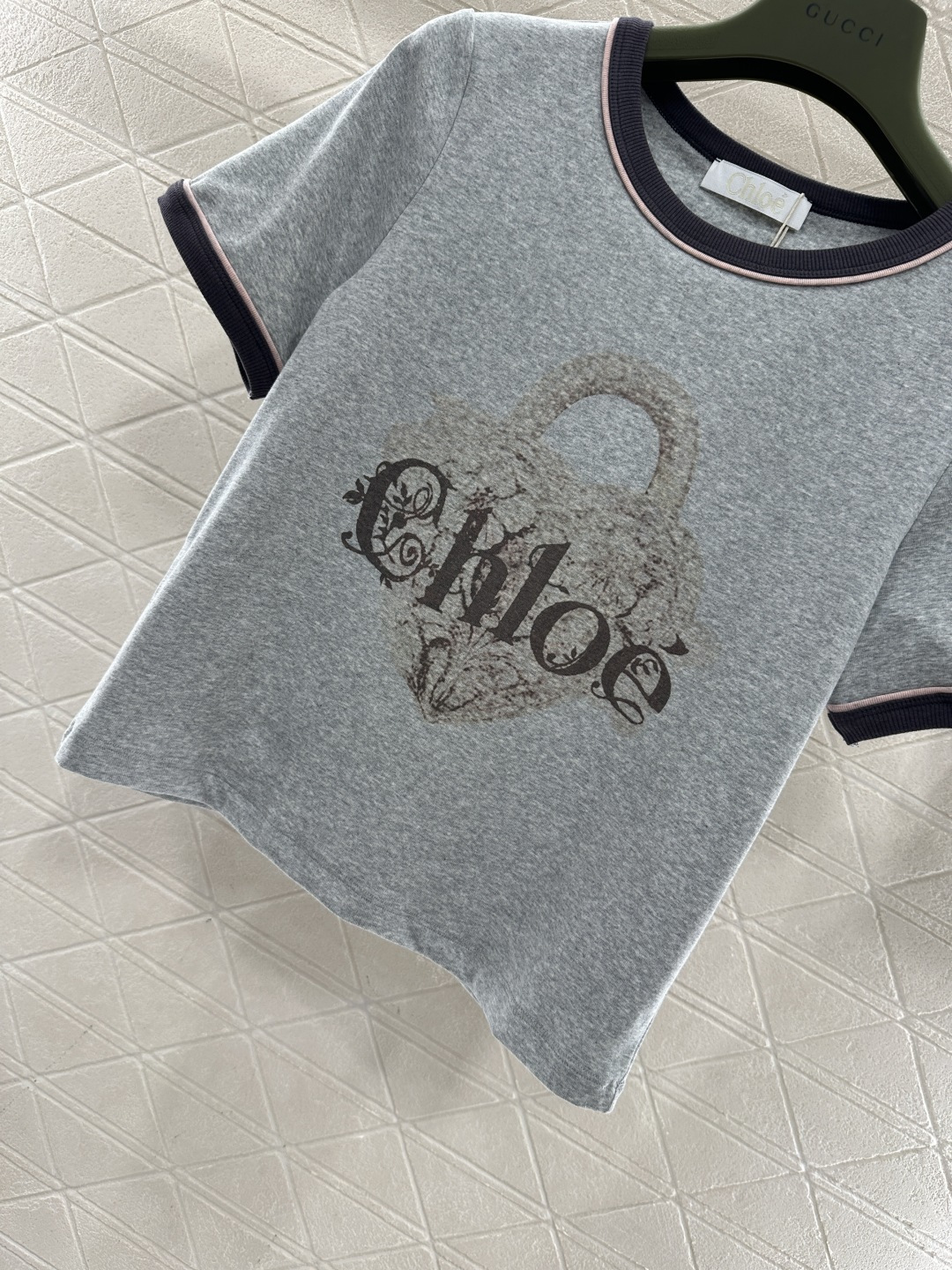 ♥Chole*♥2025新品上架 短款撞色徽标𝑇𝑒𝑒定制YB斜纹全棉材质，柔软亲肤，舒适有型，短款T恤剪