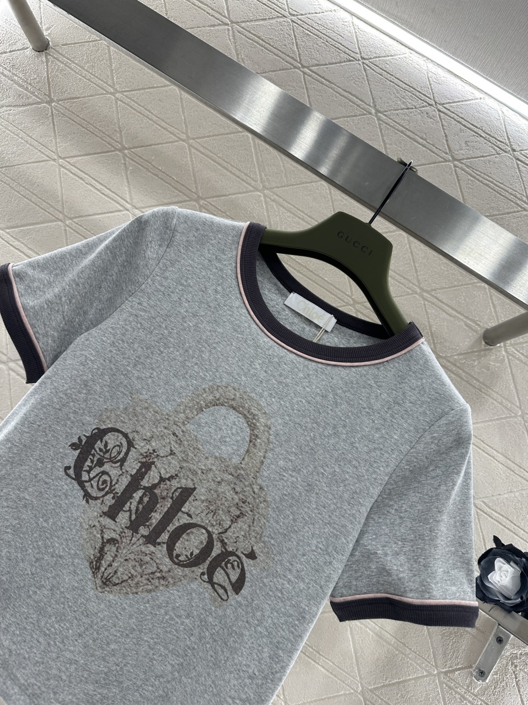 ♥Chole*♥2025新品上架 短款撞色徽标𝑇𝑒𝑒定制YB斜纹全棉材质，柔软亲肤，舒适有型，短款T恤剪