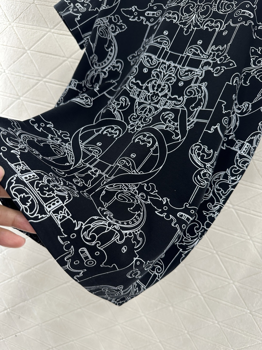 ♥Herme*♥2025新品上架 圆领徽标印花𝑇𝑒𝑒定制YB丝光全棉材质，质感细腻，舒适透气，常规短袖裁