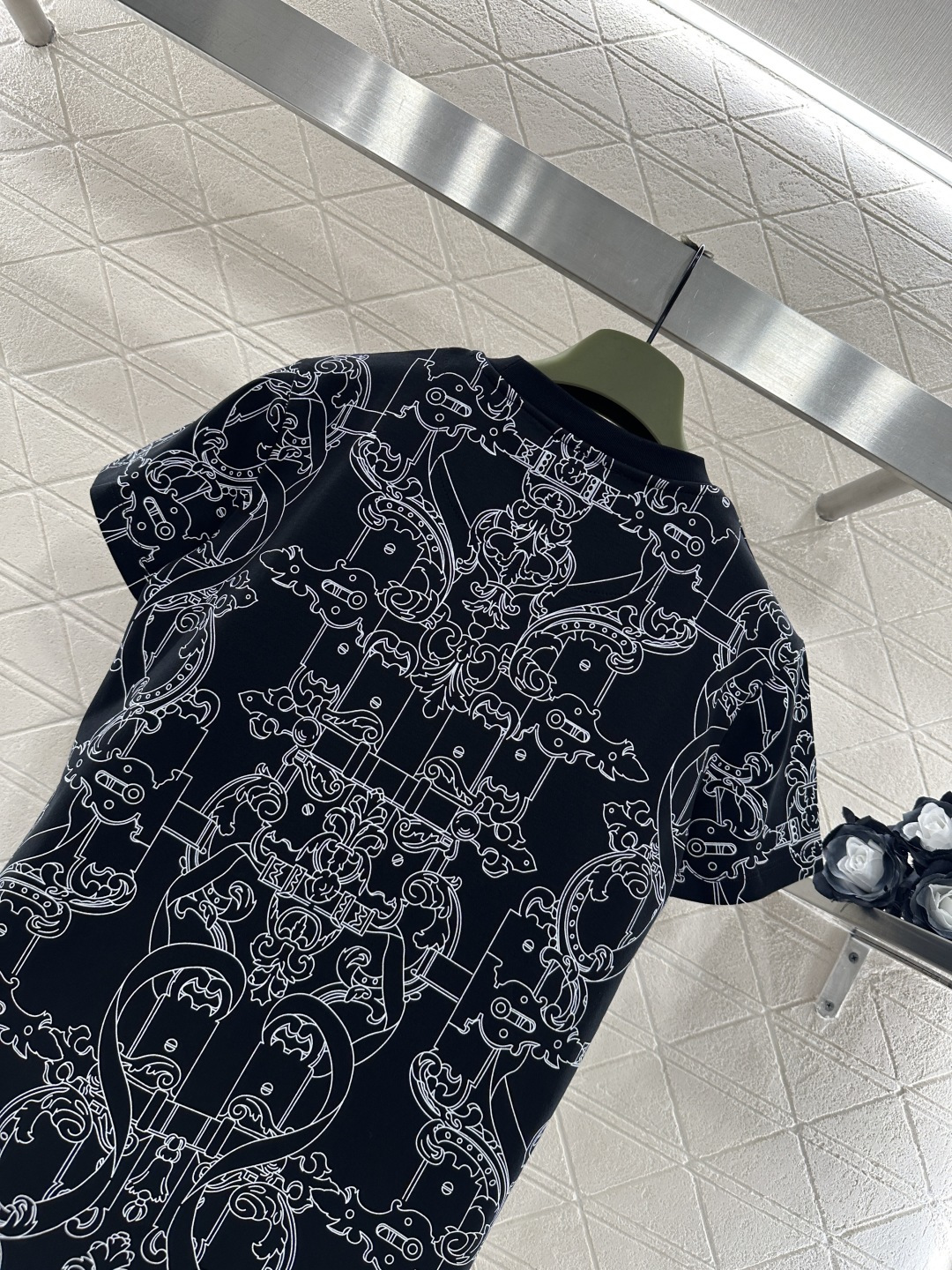 ♥Herme*♥2025新品上架 圆领徽标印花𝑇𝑒𝑒定制YB丝光全棉材质，质感细腻，舒适透气，常规短袖裁