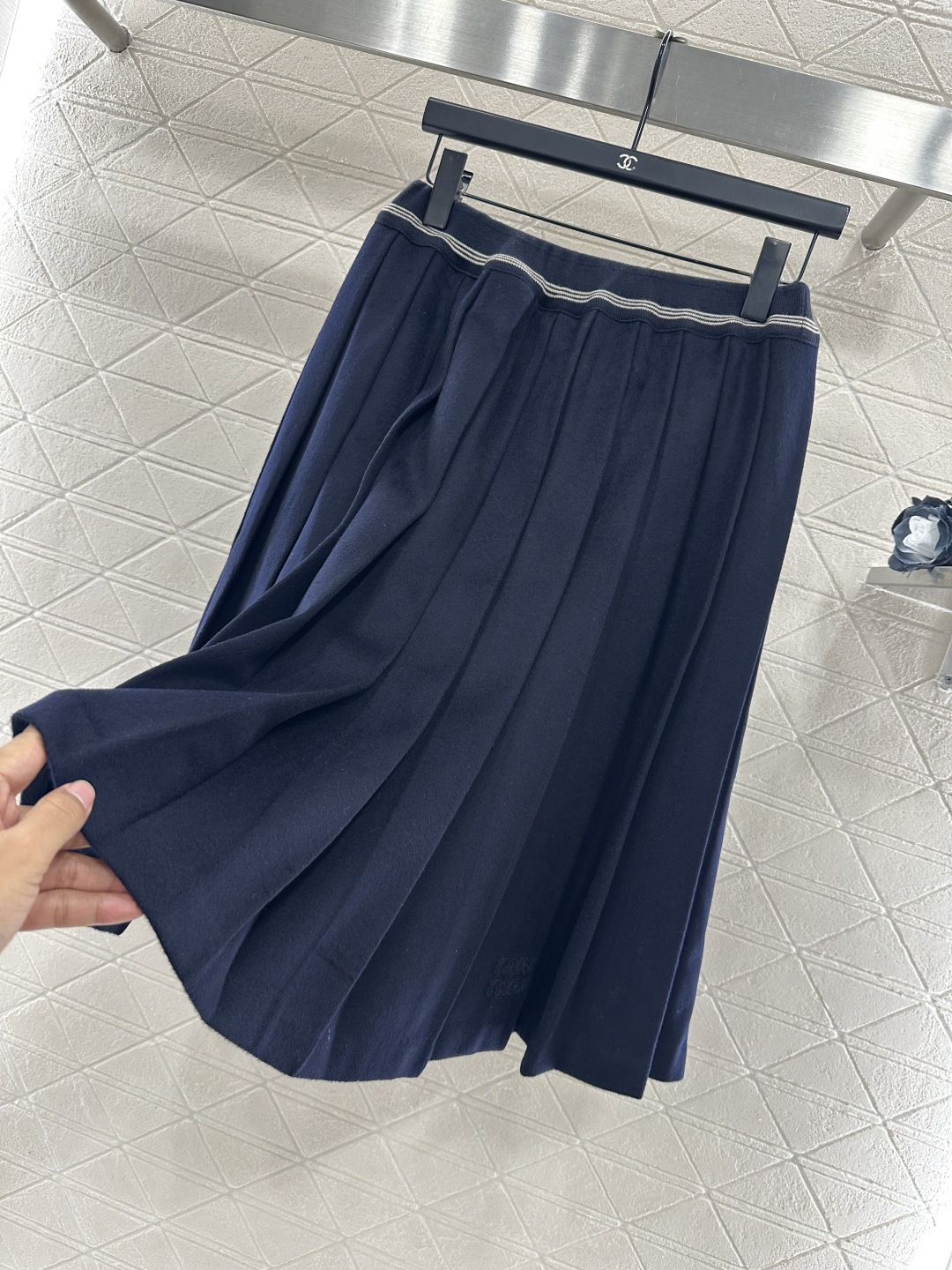 ♥Miumi*♥2025新品上架 中长羊毛百褶半裙定制YB进口羊绒羊毛材质，质感高级，品相十足，高腰中长