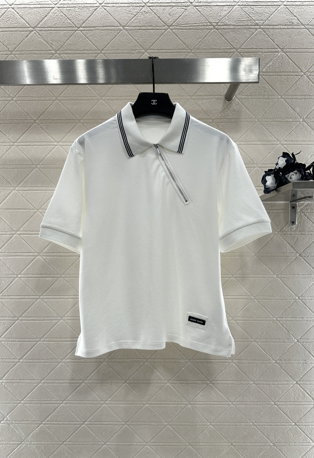 ♥Miumi*♥2025新品上架 斜裁拉链𝑝𝑜𝑙𝑜短袖定制YB朱地全棉材质，自带孔洞，穿搭舒适透气，品相