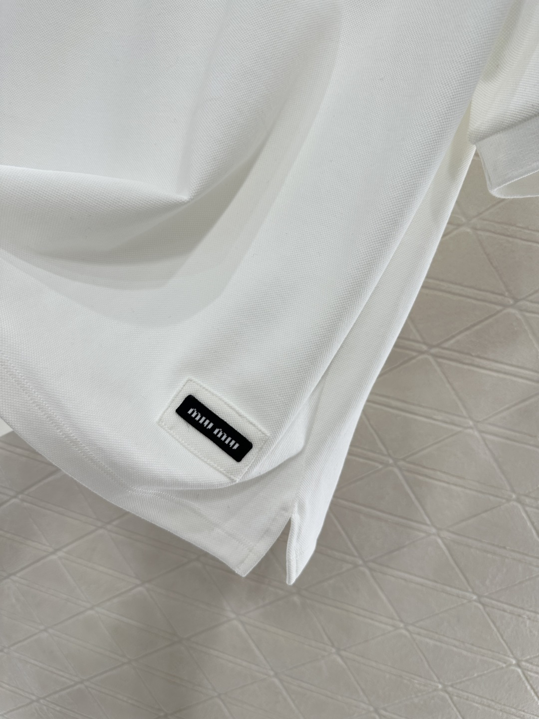 ♥Miumi*♥2025新品上架 斜裁拉链𝑝𝑜𝑙𝑜短袖定制YB朱地全棉材质，自带孔洞，穿搭舒适透气，品相