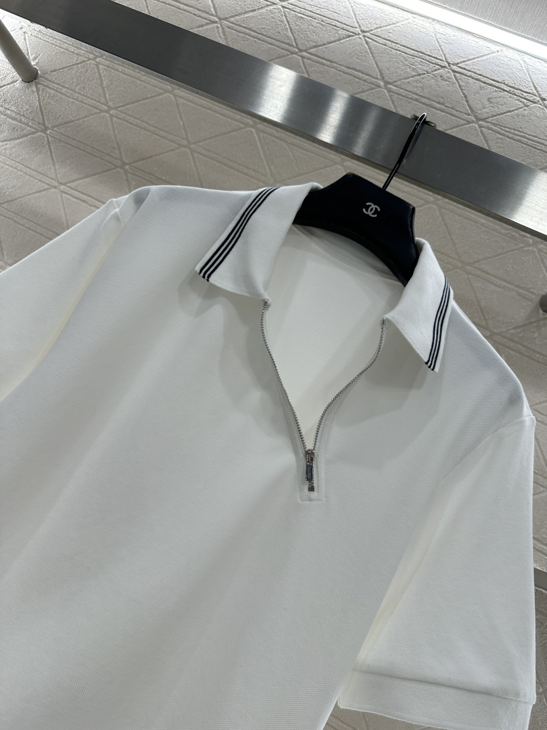 ♥Miumi*♥2025新品上架 斜裁拉链𝑝𝑜𝑙𝑜短袖定制YB朱地全棉材质，自带孔洞，穿搭舒适透气，品相