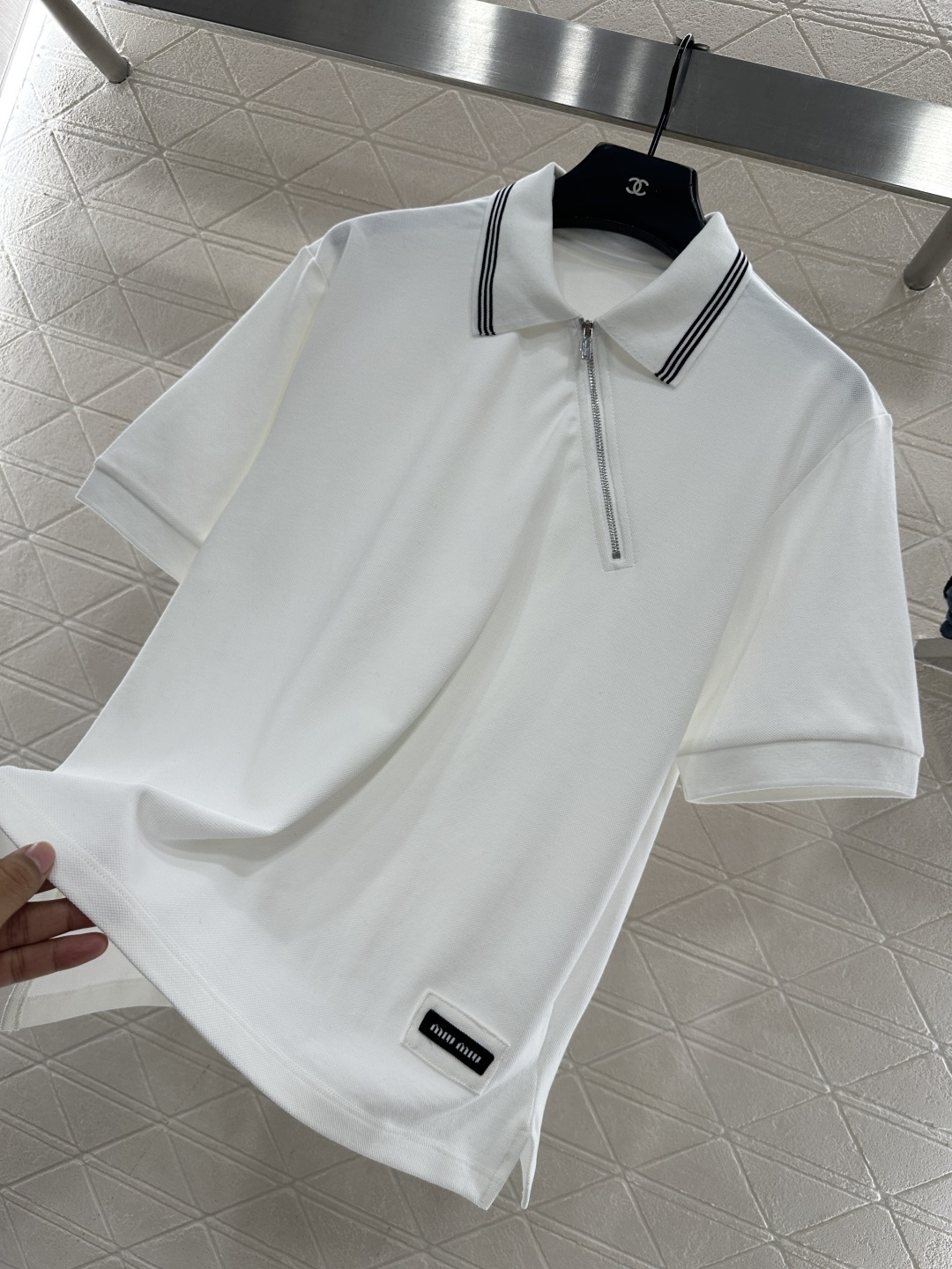 ♥Miumi*♥2025新品上架 斜裁拉链𝑝𝑜𝑙𝑜短袖定制YB朱地全棉材质，自带孔洞，穿搭舒适透气，品相