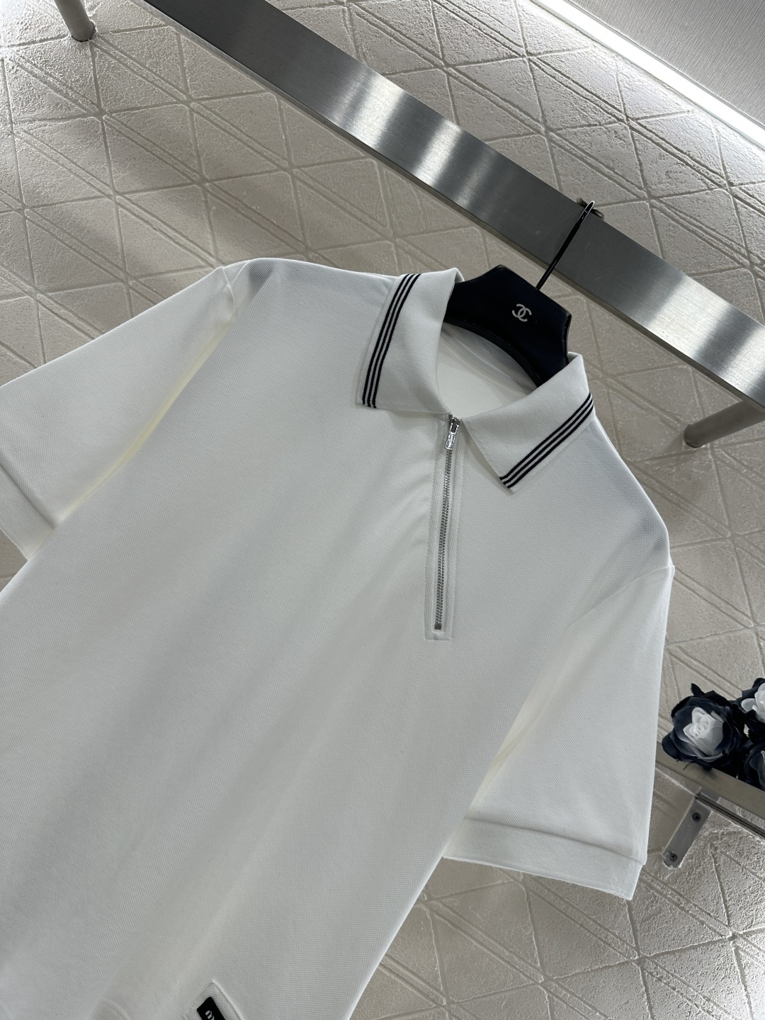 ♥Miumi*♥2025新品上架 斜裁拉链𝑝𝑜𝑙𝑜短袖定制YB朱地全棉材质，自带孔洞，穿搭舒适透气，品相