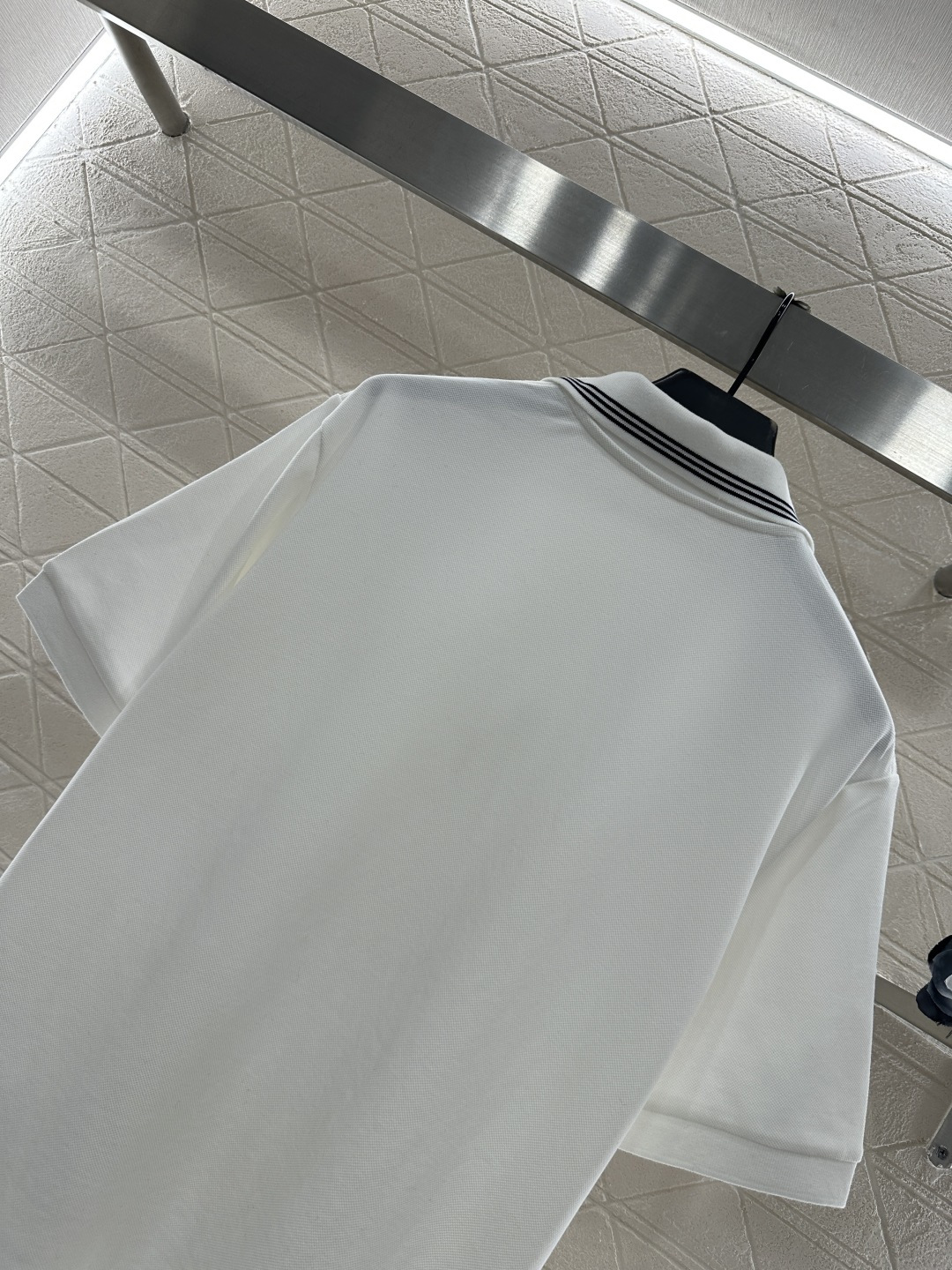 ♥Miumi*♥2025新品上架 斜裁拉链𝑝𝑜𝑙𝑜短袖定制YB朱地全棉材质，自带孔洞，穿搭舒适透气，品相