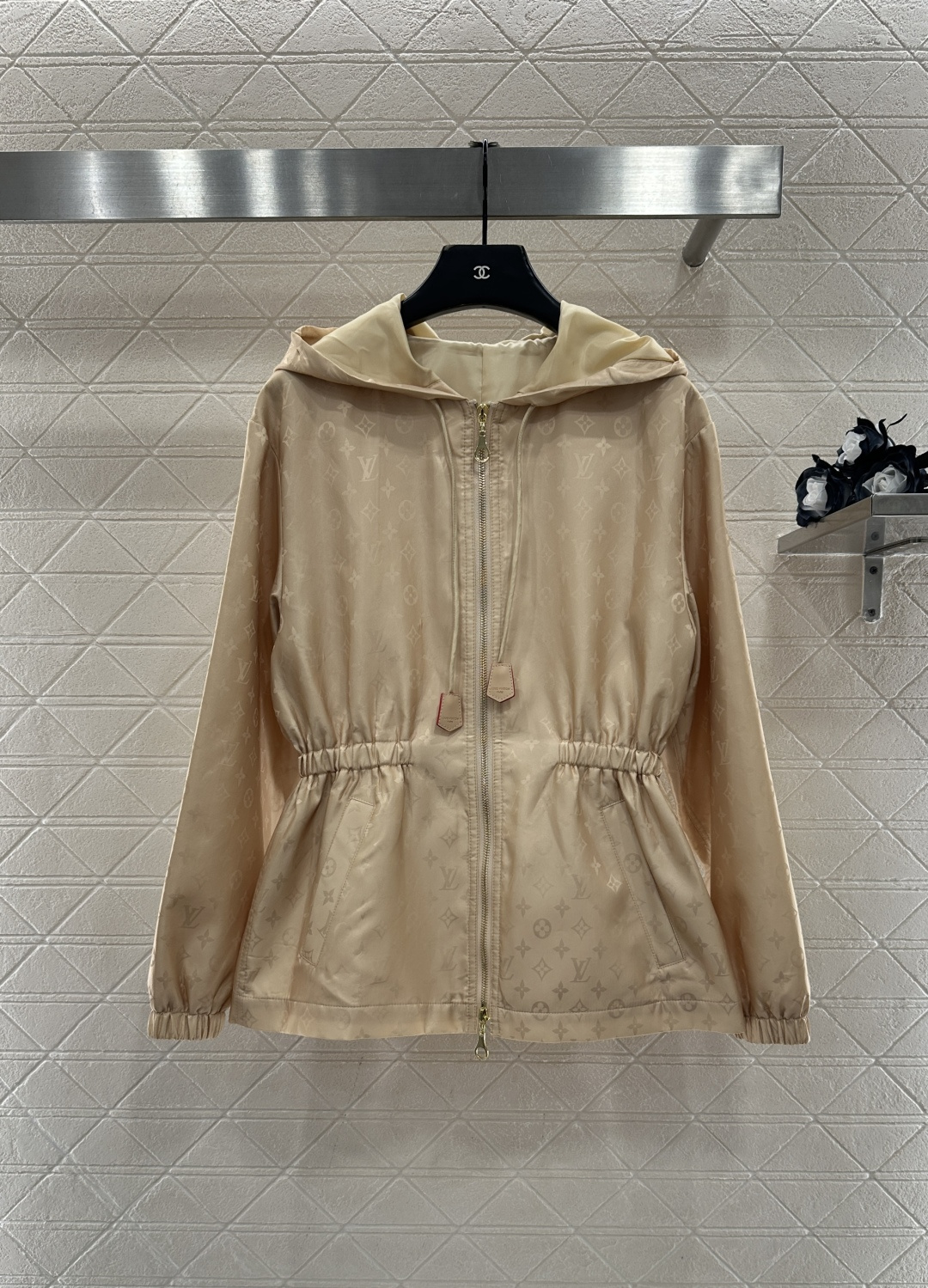 ♥Louis vuitto*♥2025新品上架 暗纹连帽收腰风衣外套定制YB进口印花尼龙材质，质感高级，