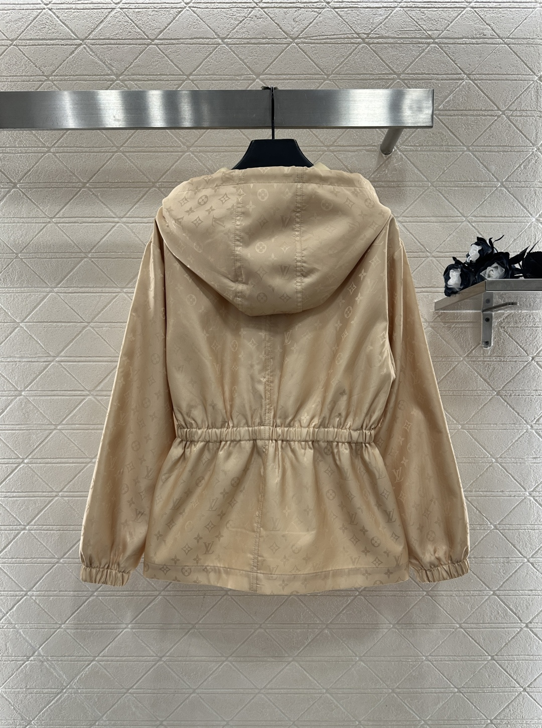 ♥Louis vuitto*♥2025新品上架 暗纹连帽收腰风衣外套定制YB进口印花尼龙材质，质感高级，