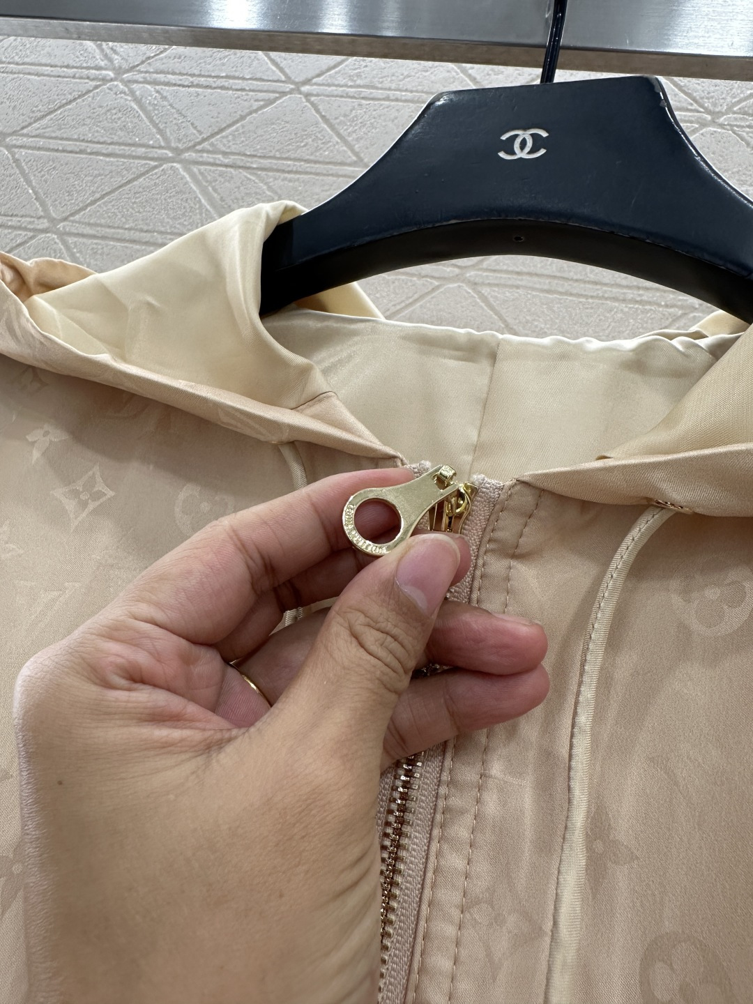 ♥Louis vuitto*♥2025新品上架 暗纹连帽收腰风衣外套定制YB进口印花尼龙材质，质感高级，