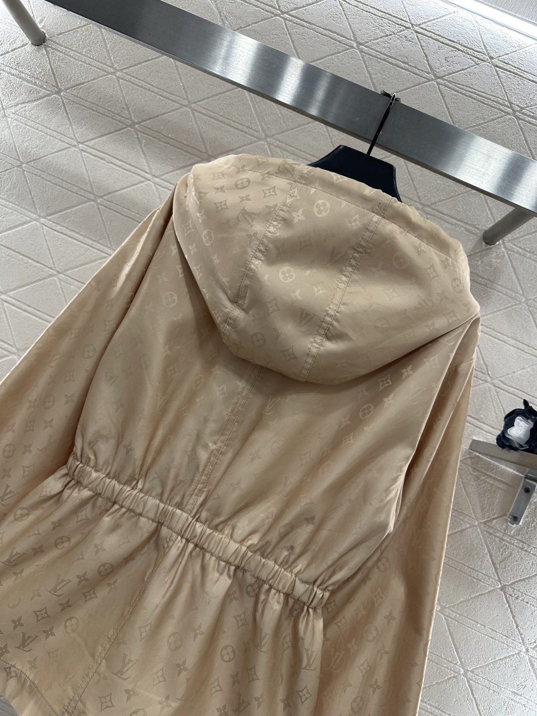 ♥Louis vuitto*♥2025新品上架 暗纹连帽收腰风衣外套定制YB进口印花尼龙材质，质感高级，