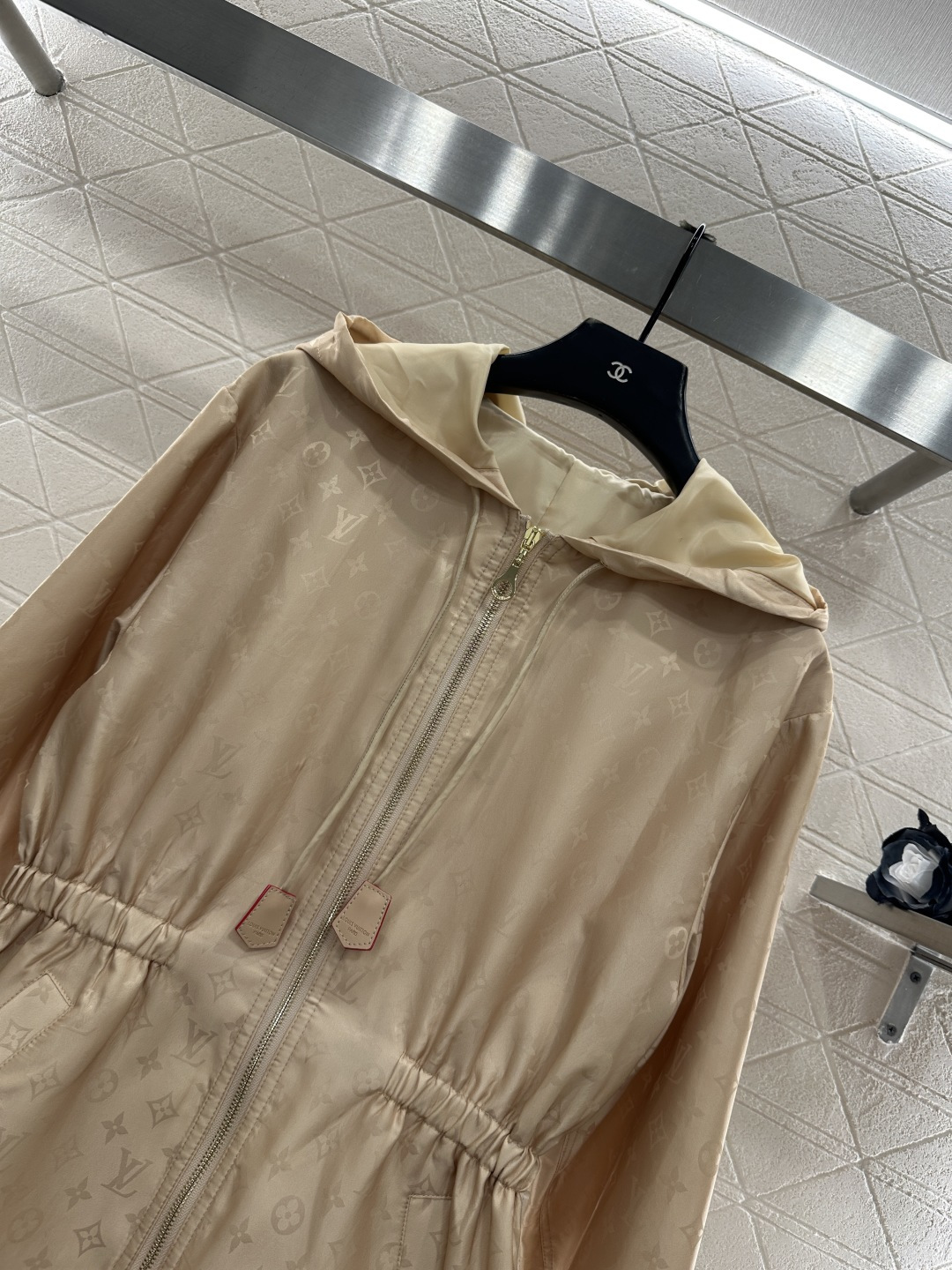 ♥Louis vuitto*♥2025新品上架 暗纹连帽收腰风衣外套定制YB进口印花尼龙材质，质感高级，