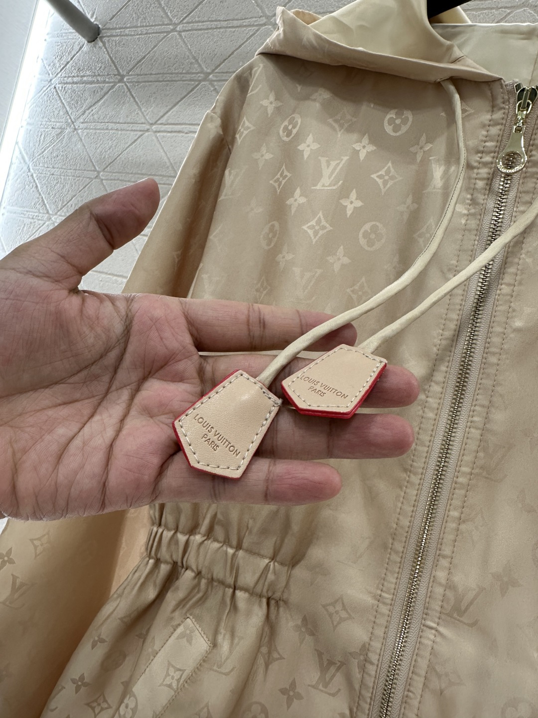 ♥Louis vuitto*♥2025新品上架 暗纹连帽收腰风衣外套定制YB进口印花尼龙材质，质感高级，