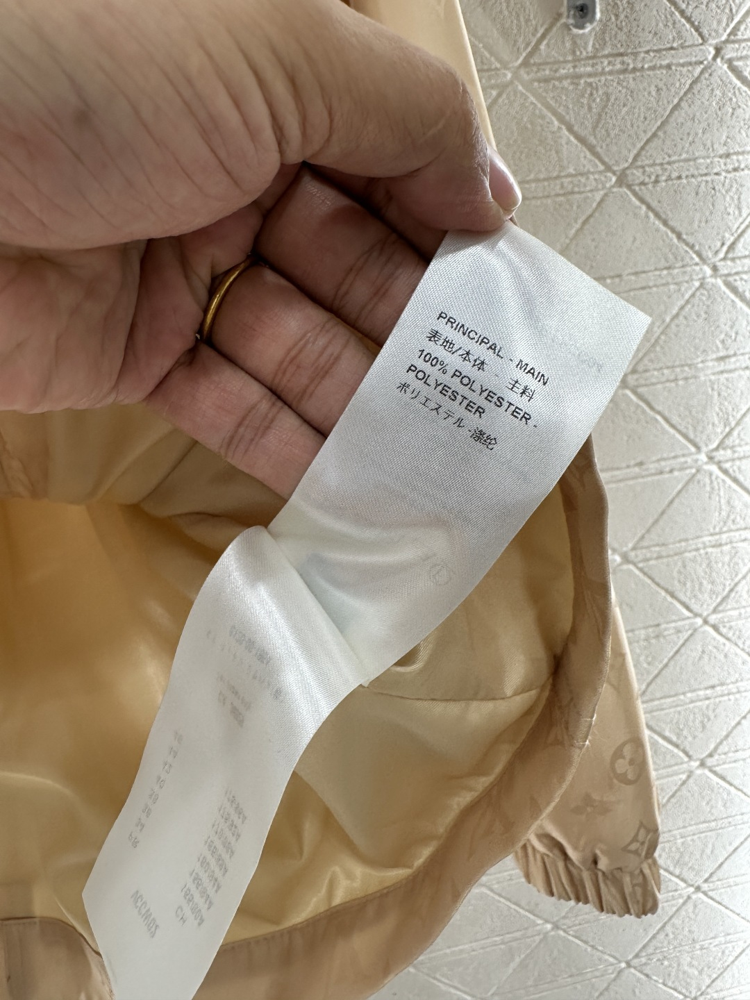 ♥Louis vuitto*♥2025新品上架 暗纹连帽收腰风衣外套定制YB进口印花尼龙材质，质感高级，