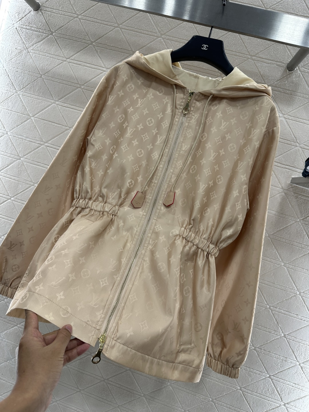 ♥Louis vuitto*♥2025新品上架 暗纹连帽收腰风衣外套定制YB进口印花尼龙材质，质感高级，