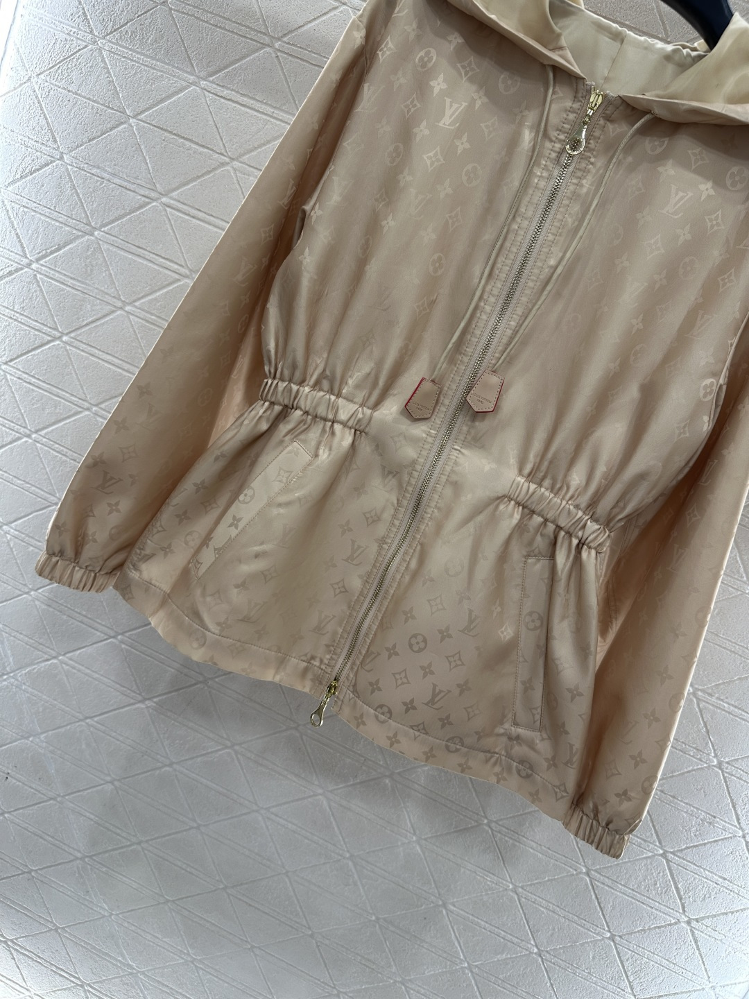 ♥Louis vuitto*♥2025新品上架 暗纹连帽收腰风衣外套定制YB进口印花尼龙材质，质感高级，