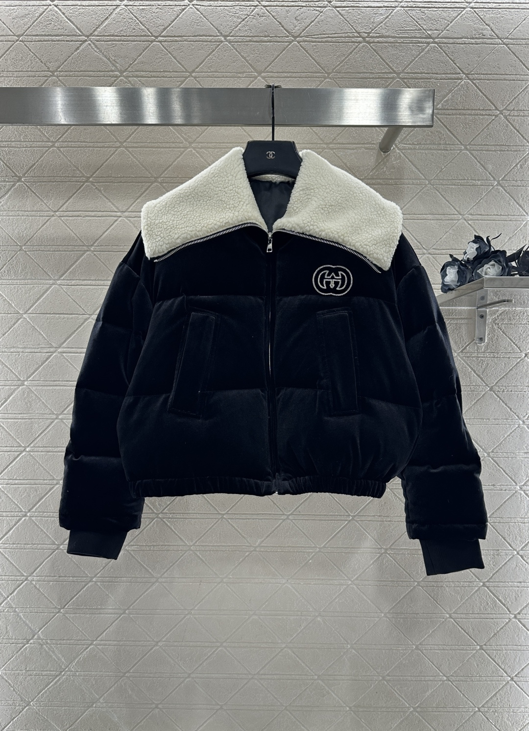 ♥Gucc*♥2025新品上架 丝绒泰迪翻领羽绒外套定制YB进口丝绒材质，质感光泽，滑爽舒适，短款翻领羽