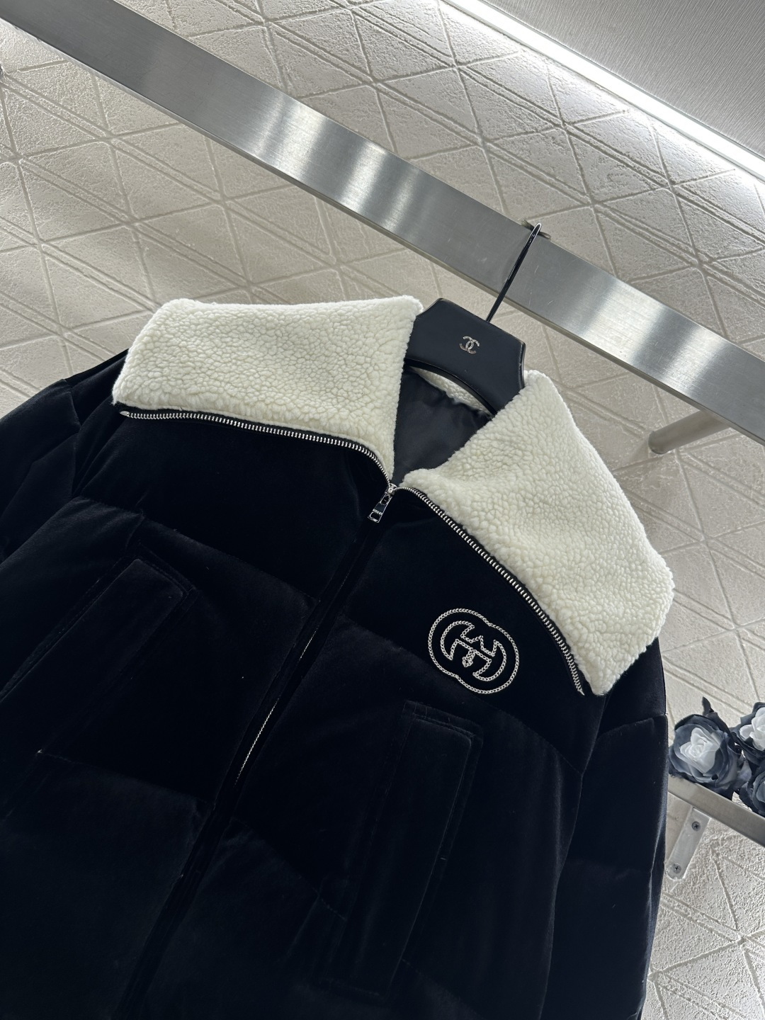 ♥Gucc*♥2025新品上架 丝绒泰迪翻领羽绒外套定制YB进口丝绒材质，质感光泽，滑爽舒适，短款翻领羽