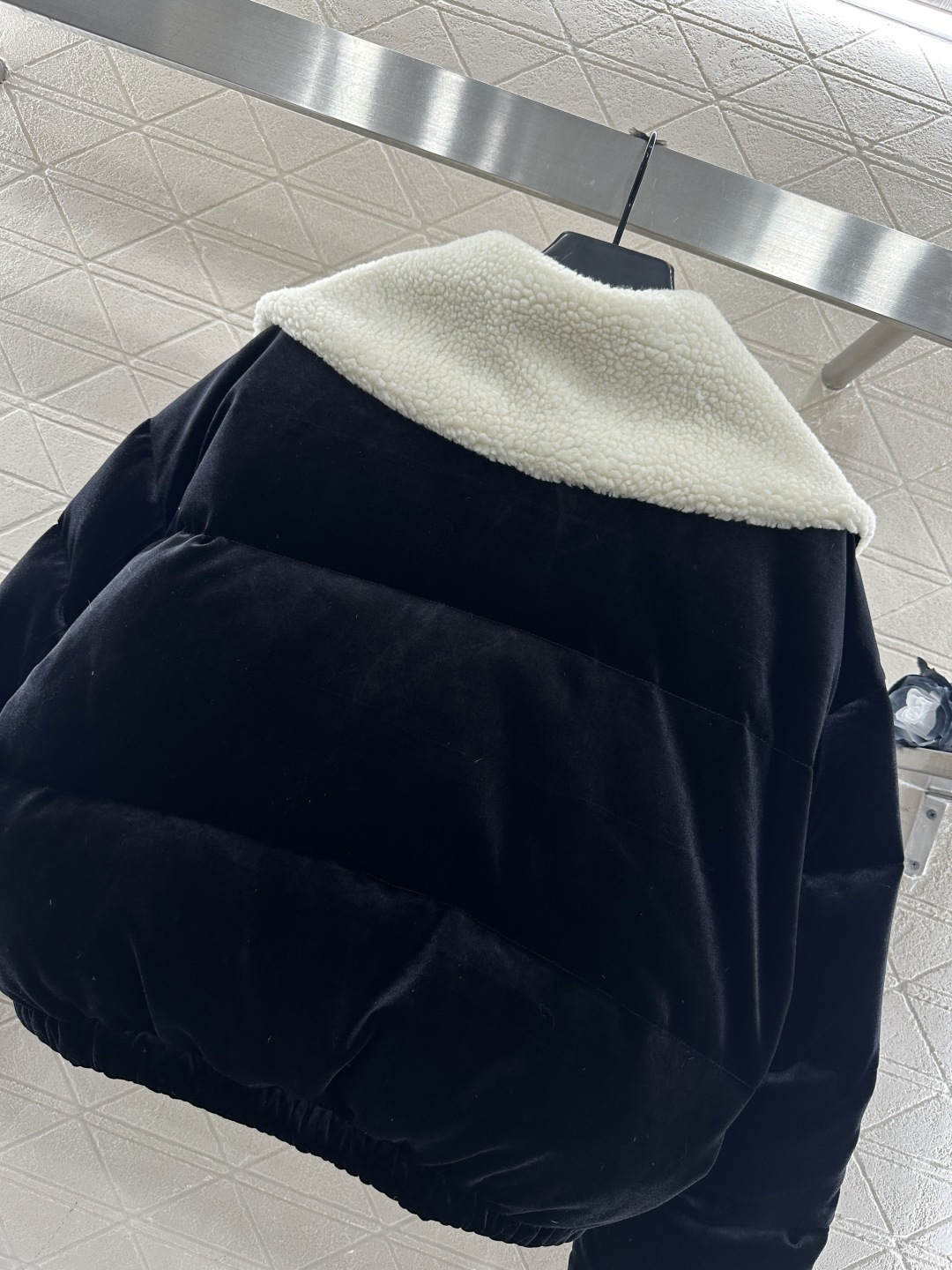 ♥Gucc*♥2025新品上架 丝绒泰迪翻领羽绒外套定制YB进口丝绒材质，质感光泽，滑爽舒适，短款翻领羽