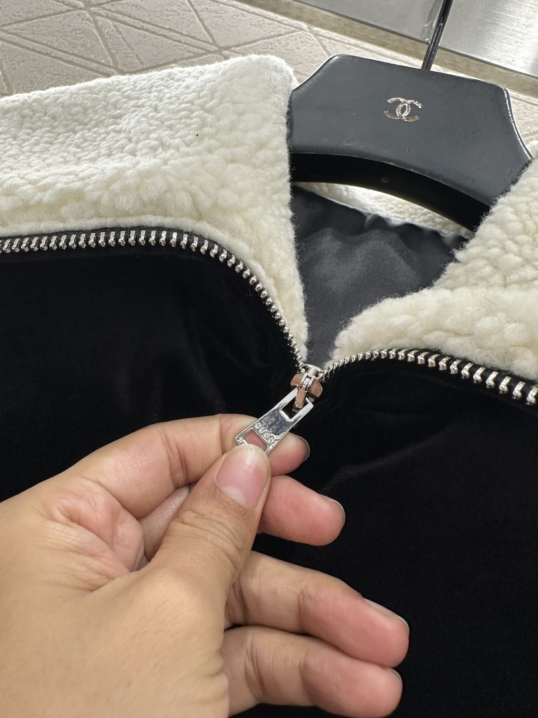 ♥Gucc*♥2025新品上架 丝绒泰迪翻领羽绒外套定制YB进口丝绒材质，质感光泽，滑爽舒适，短款翻领羽