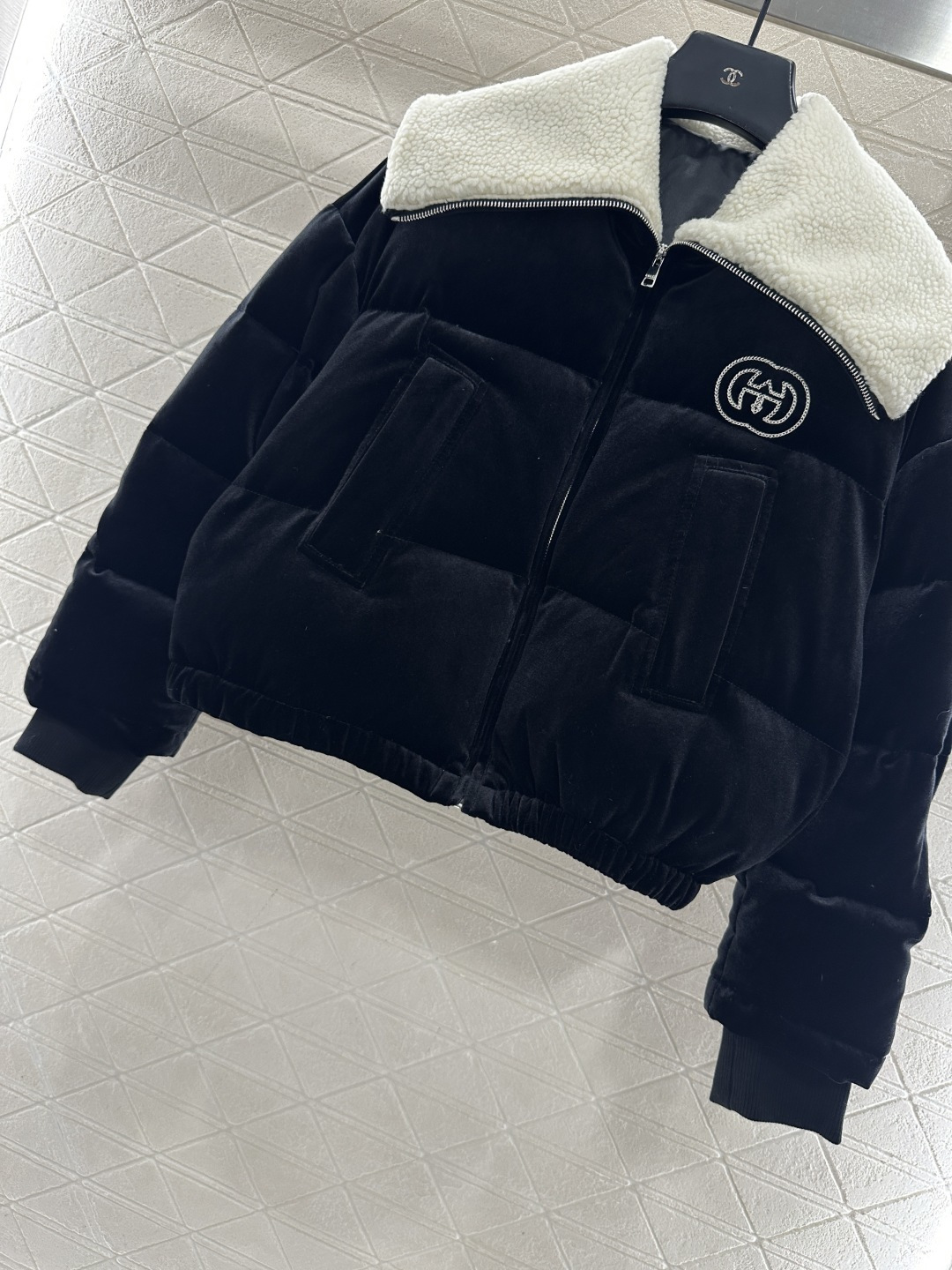 ♥Gucc*♥2025新品上架 丝绒泰迪翻领羽绒外套定制YB进口丝绒材质，质感光泽，滑爽舒适，短款翻领羽