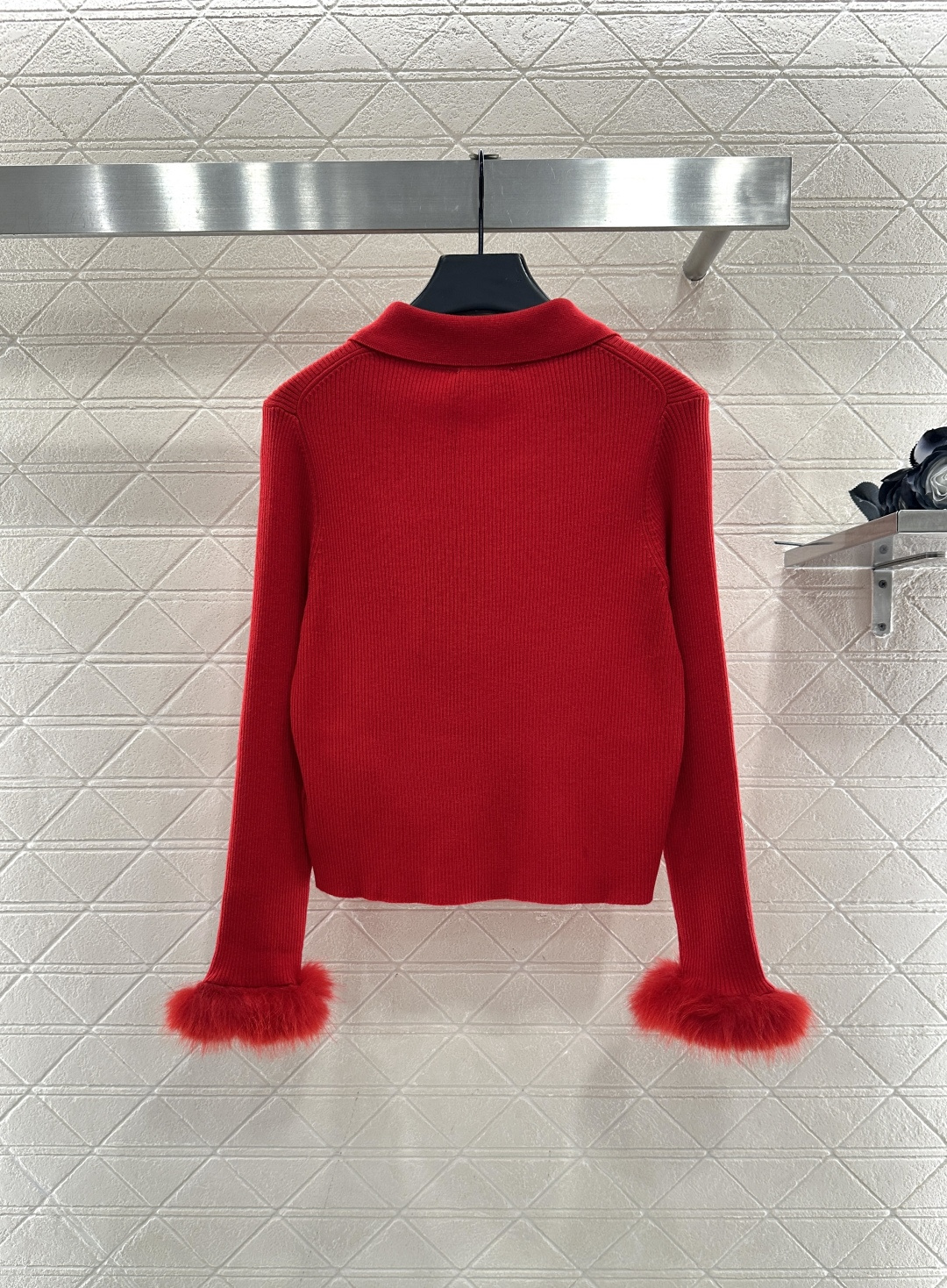 ♥Fendi*♥2025新品上架 翻领毛袖针织开衫定制YB羊毛纱线织造，细腻柔软，弹力十足 ，精致翻领纽