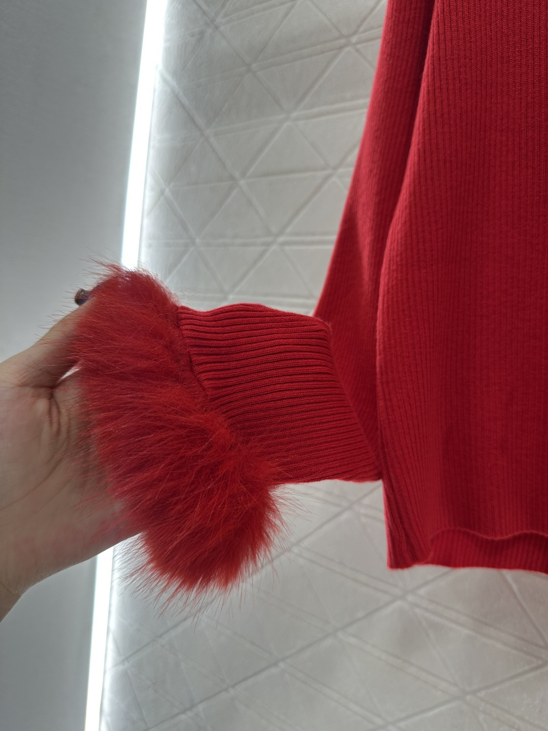 ♥Fendi*♥2025新品上架 翻领毛袖针织开衫定制YB羊毛纱线织造，细腻柔软，弹力十足 ，精致翻领纽