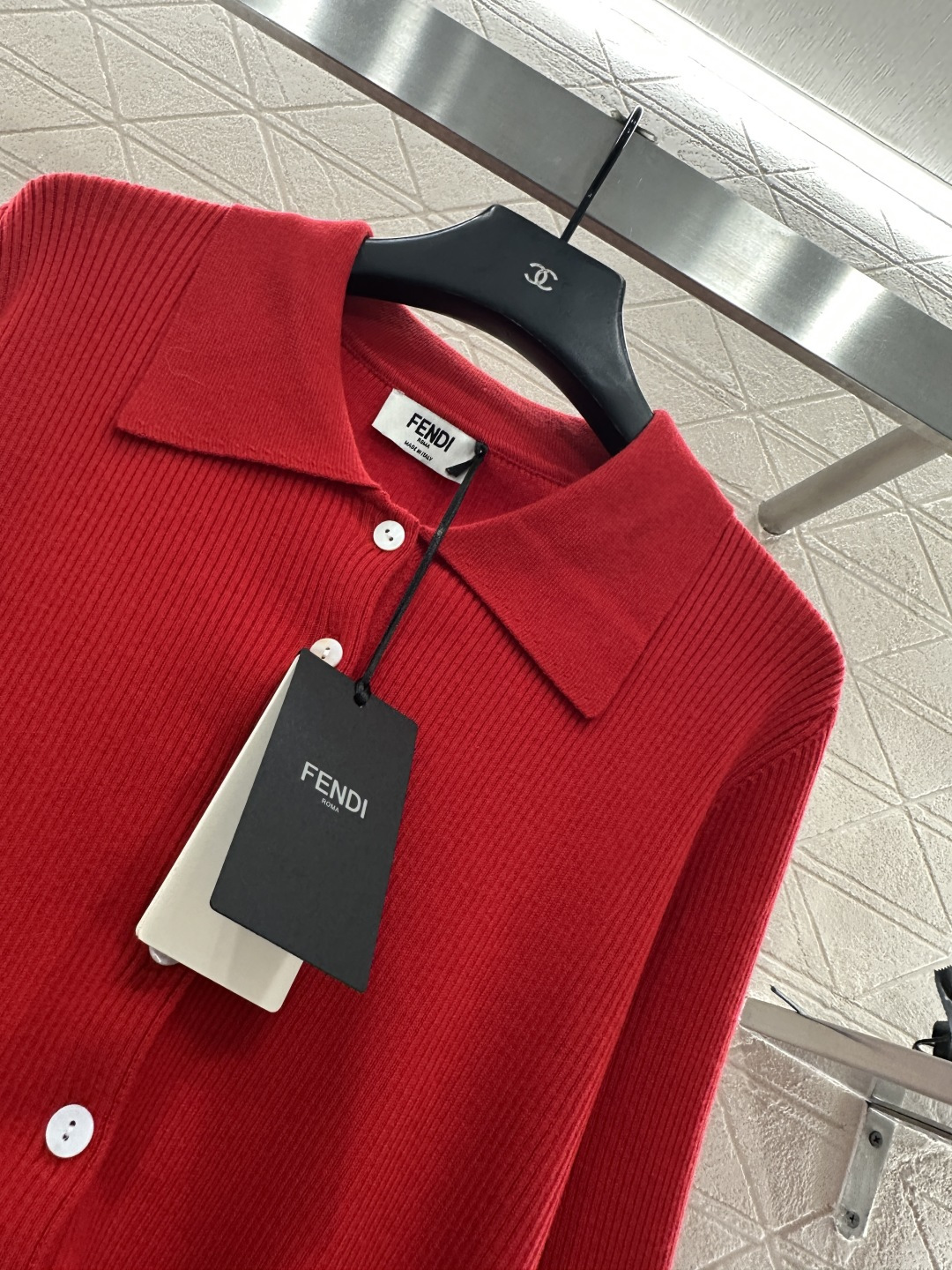 ♥Fendi*♥2025新品上架 翻领毛袖针织开衫定制YB羊毛纱线织造，细腻柔软，弹力十足 ，精致翻领纽