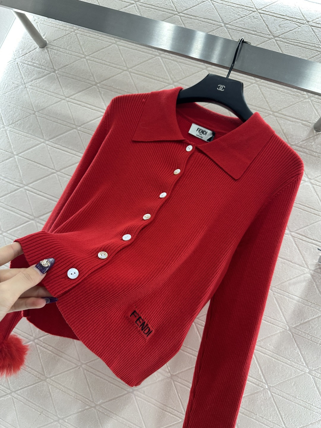 ♥Fendi*♥2025新品上架 翻领毛袖针织开衫定制YB羊毛纱线织造，细腻柔软，弹力十足 ，精致翻领纽