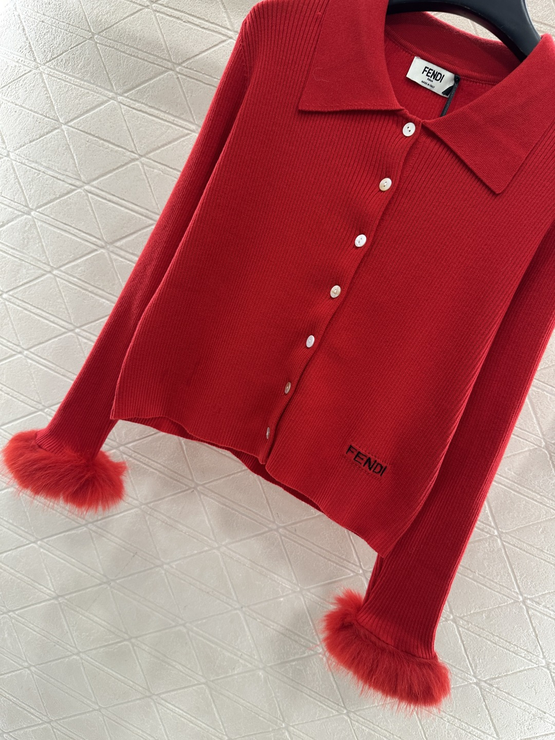 ♥Fendi*♥2025新品上架 翻领毛袖针织开衫定制YB羊毛纱线织造，细腻柔软，弹力十足 ，精致翻领纽