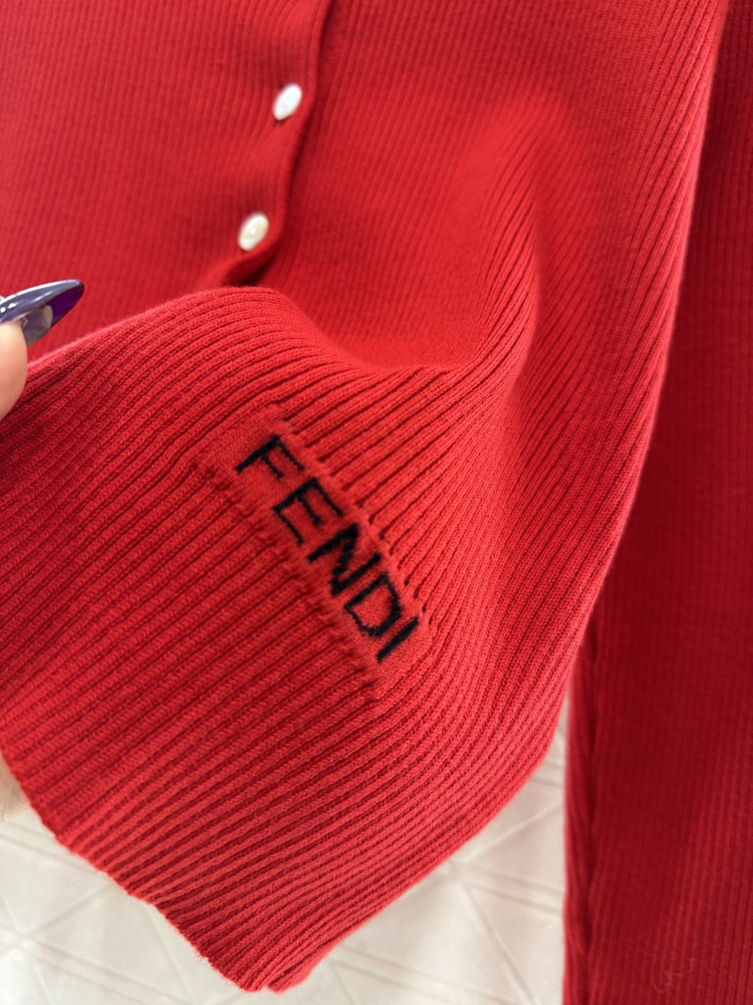 ♥Fendi*♥2025新品上架 翻领毛袖针织开衫定制YB羊毛纱线织造，细腻柔软，弹力十足 ，精致翻领纽