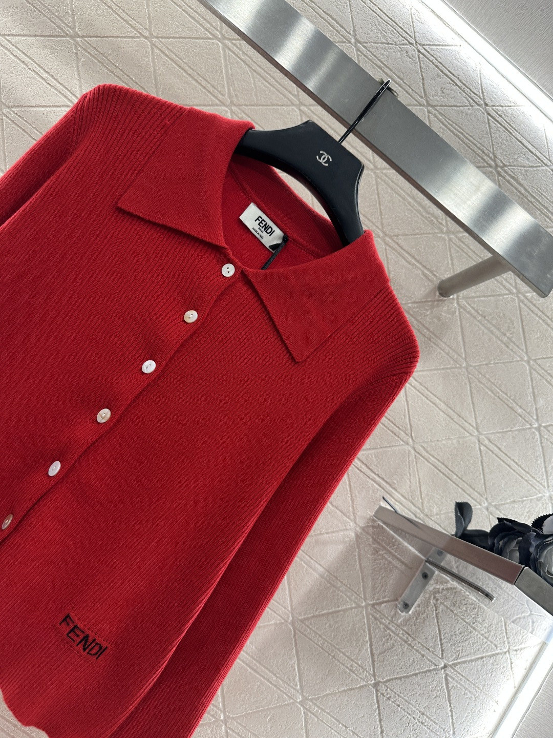 ♥Fendi*♥2025新品上架 翻领毛袖针织开衫定制YB羊毛纱线织造，细腻柔软，弹力十足 ，精致翻领纽