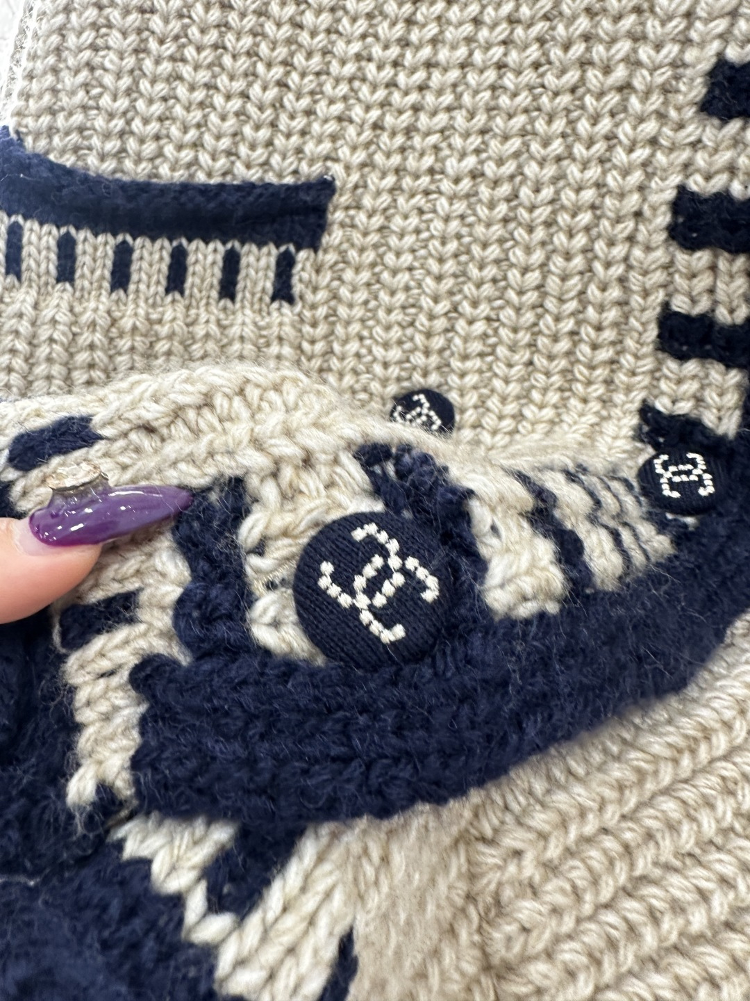 ♥Chane*♥2025新品上架 翻领撞色中长针织外套定制YB羊毛针织材质，质感细腻，毛量肌理明显，翻领