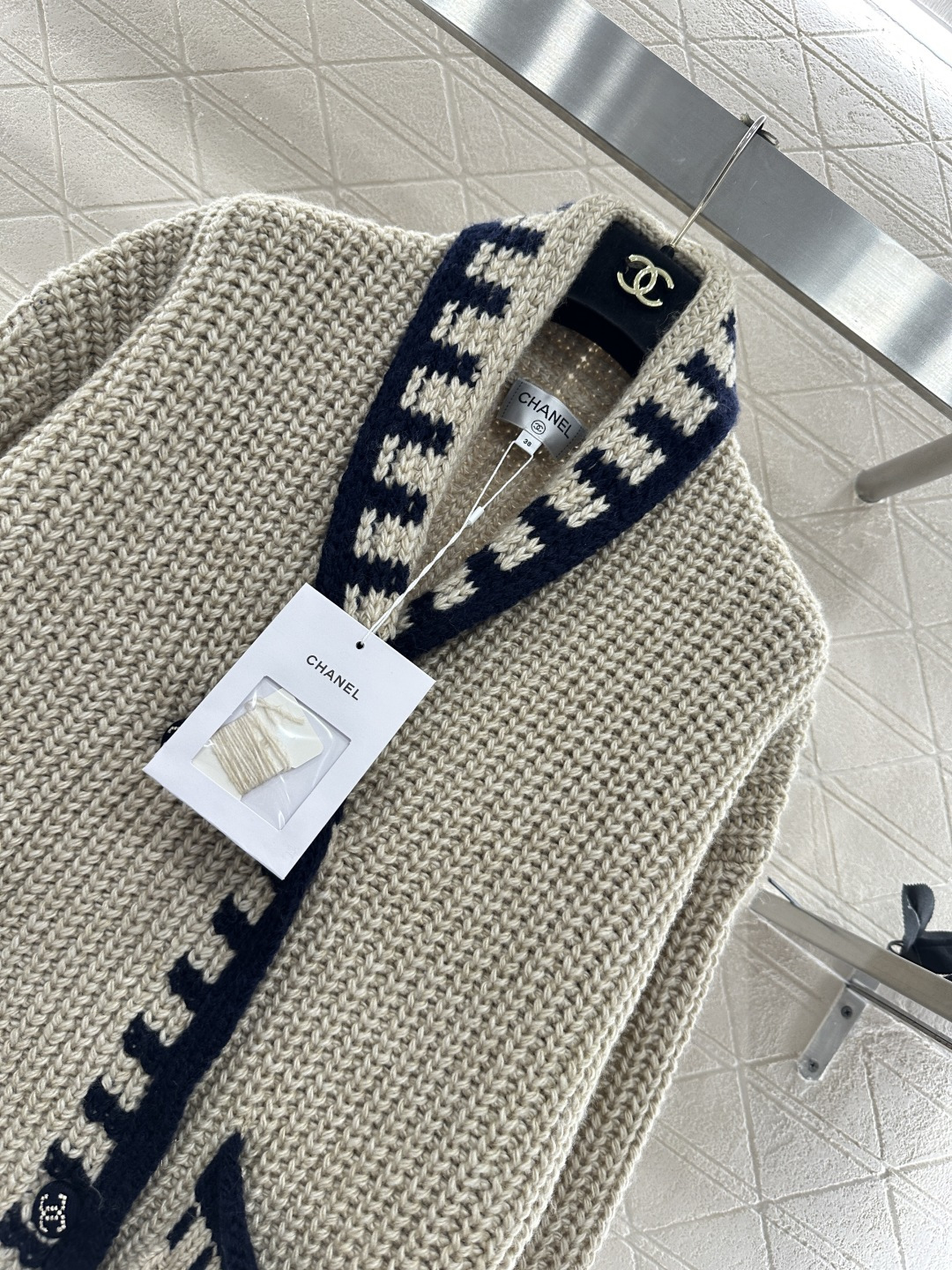 ♥Chane*♥2025新品上架 翻领撞色中长针织外套定制YB羊毛针织材质，质感细腻，毛量肌理明显，翻领