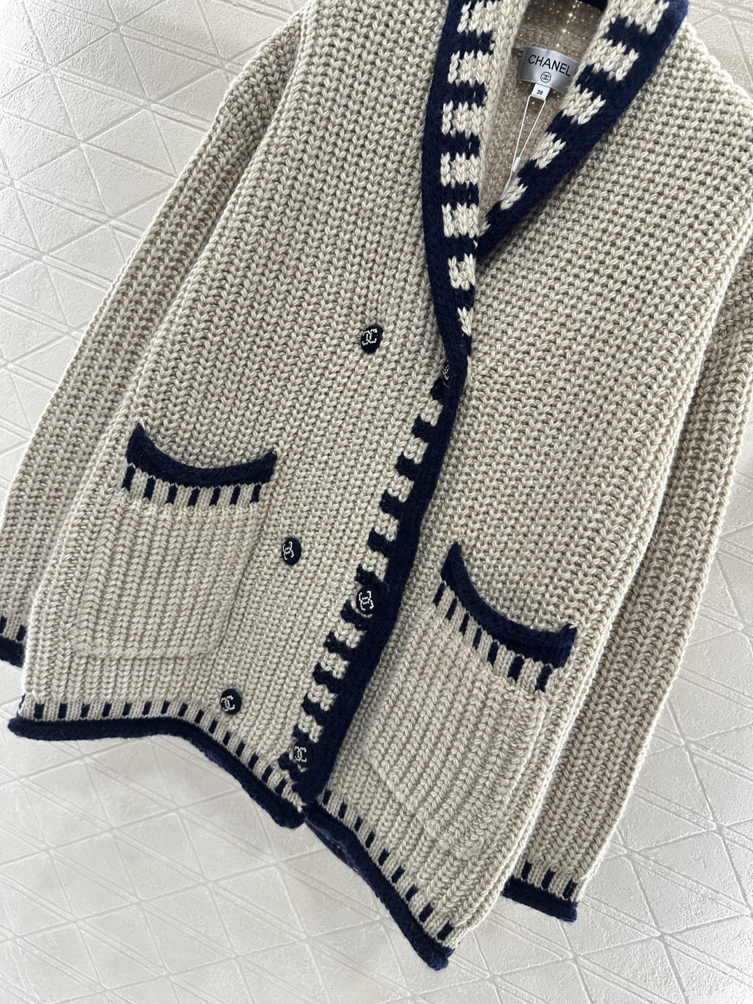 ♥Chane*♥2025新品上架 翻领撞色中长针织外套定制YB羊毛针织材质，质感细腻，毛量肌理明显，翻领
