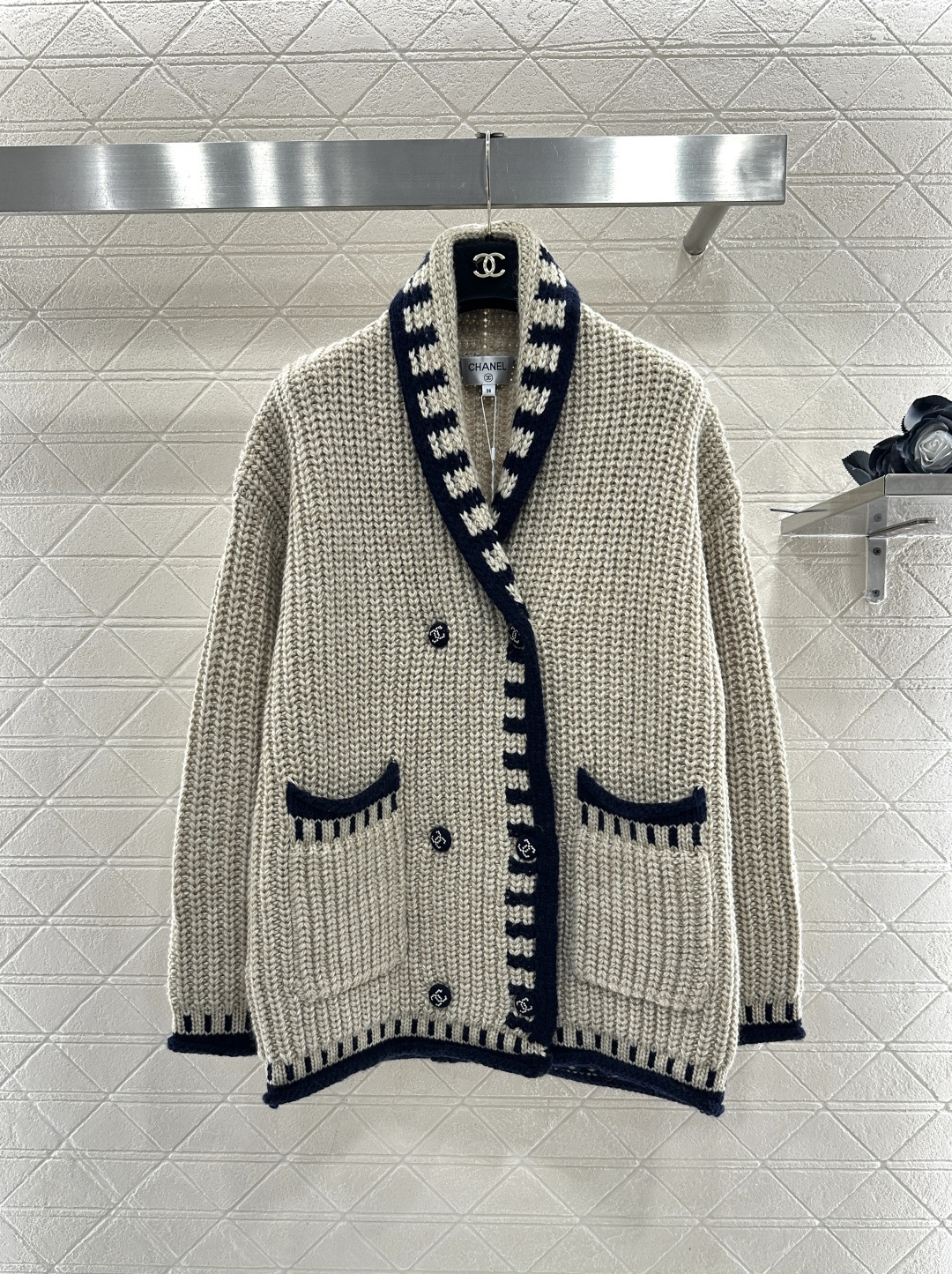 ♥Chane*♥2025新品上架 翻领撞色中长针织外套定制YB羊毛针织材质，质感细腻，毛量肌理明显，翻领