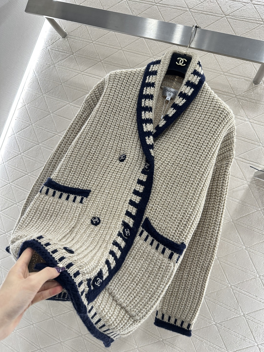 ♥Chane*♥2025新品上架 翻领撞色中长针织外套定制YB羊毛针织材质，质感细腻，毛量肌理明显，翻领