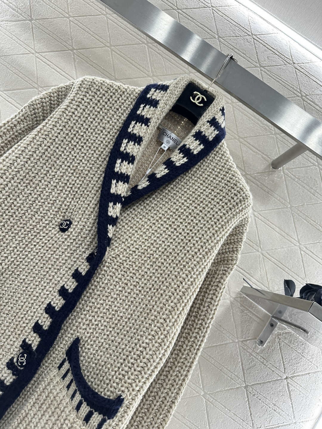 ♥Chane*♥2025新品上架 翻领撞色中长针织外套定制YB羊毛针织材质，质感细腻，毛量肌理明显，翻领