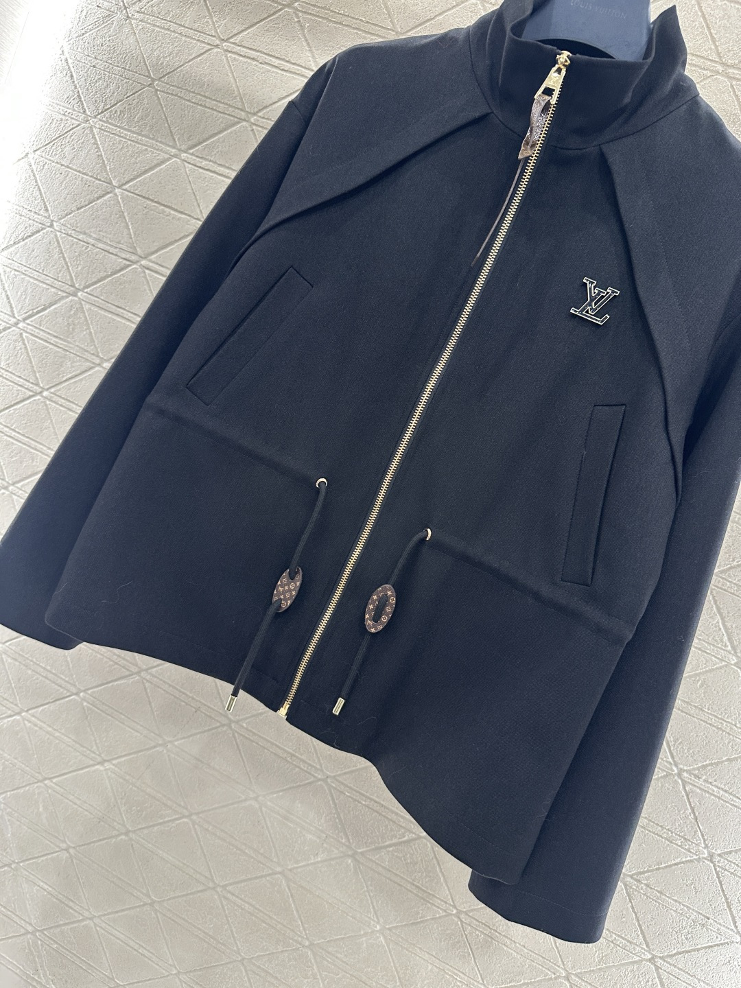 ♥Louis Vuitto*♥2025新品上架 立领拉链外套定制YB进口材质，质感细腻，垂顺有型，立领拉
