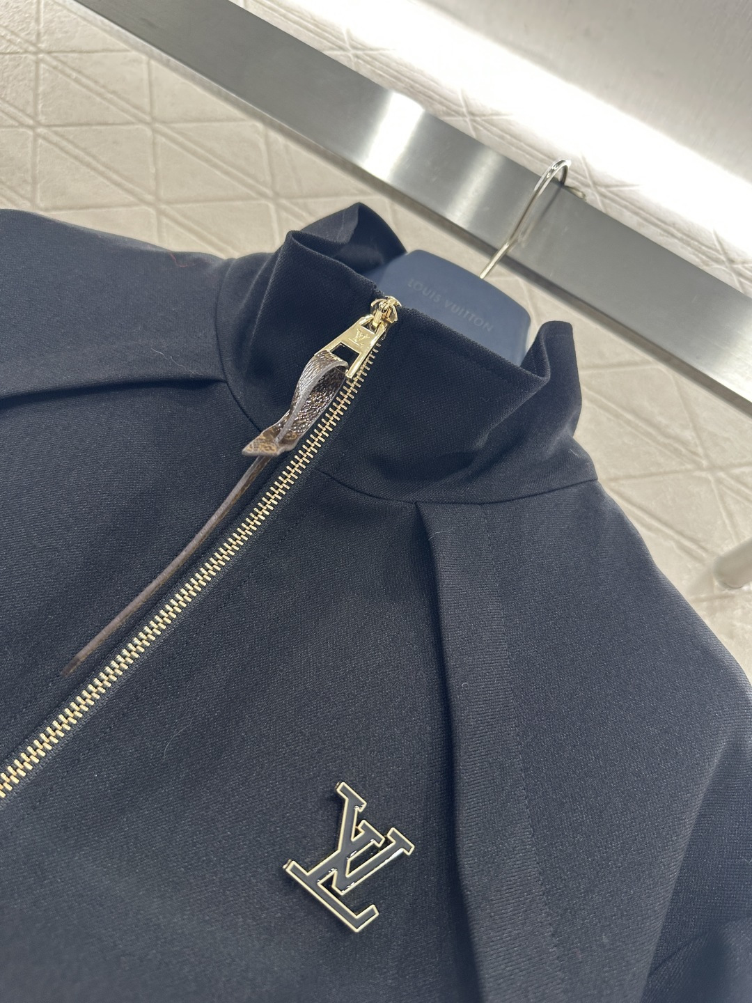 ♥Louis Vuitto*♥2025新品上架 立领拉链外套定制YB进口材质，质感细腻，垂顺有型，立领拉