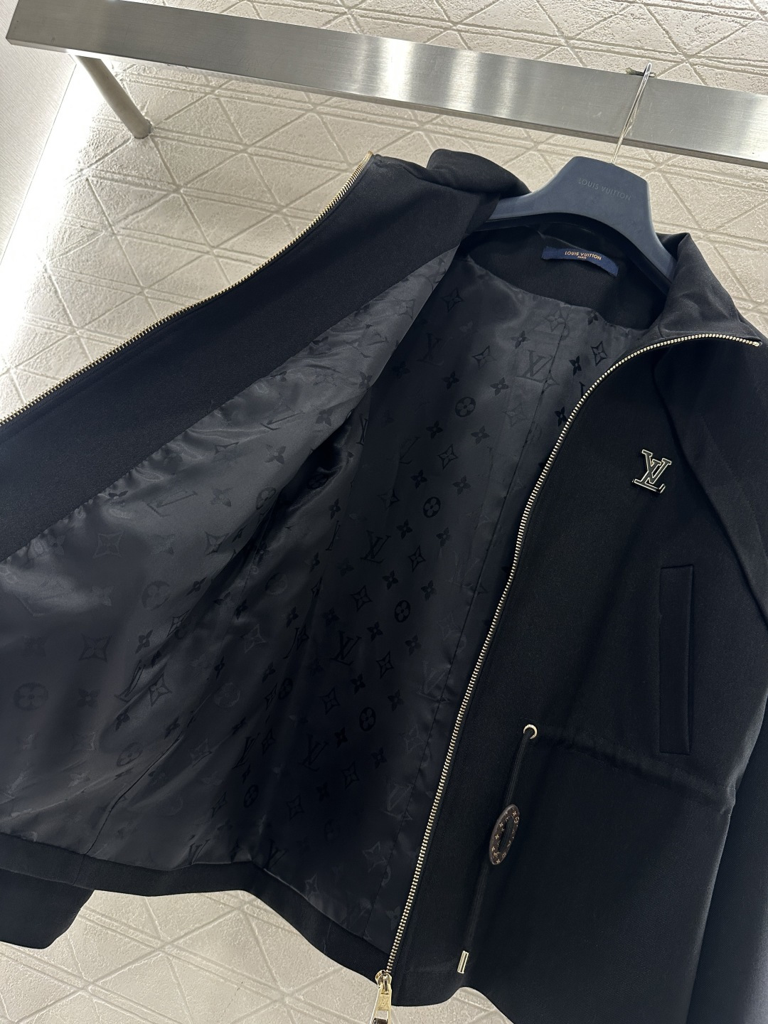 ♥Louis Vuitto*♥2025新品上架 立领拉链外套定制YB进口材质，质感细腻，垂顺有型，立领拉