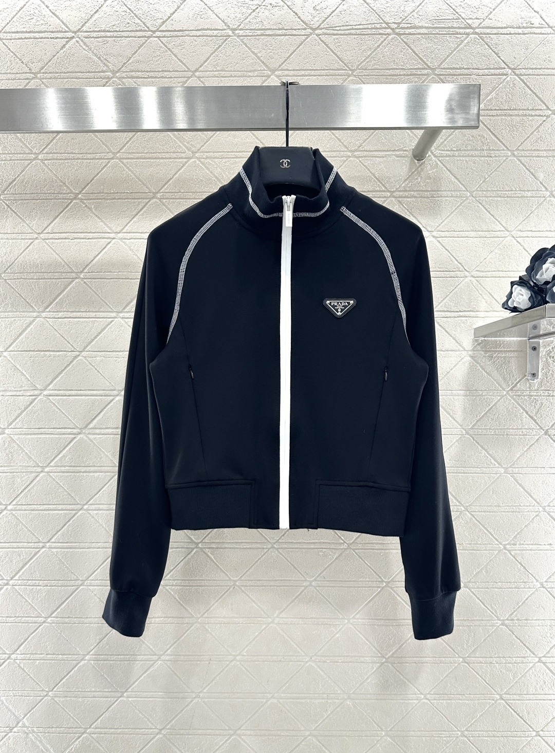 ♥Prad*♥2025新品上架 插肩撞色外套打底裤套装定制YB进口高弹力材质，弹力舒适，修身显瘦，立领拉